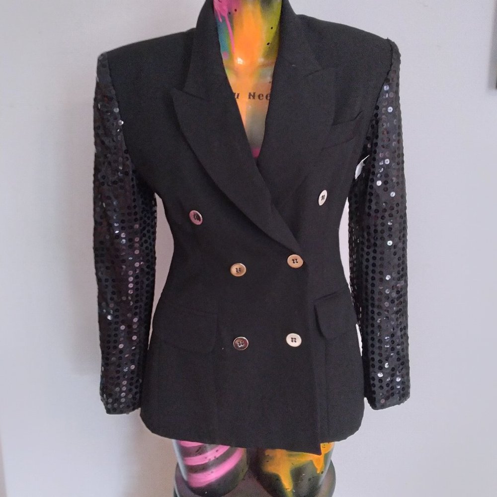 WOMANS CLOTHING - Picture 7 of 16